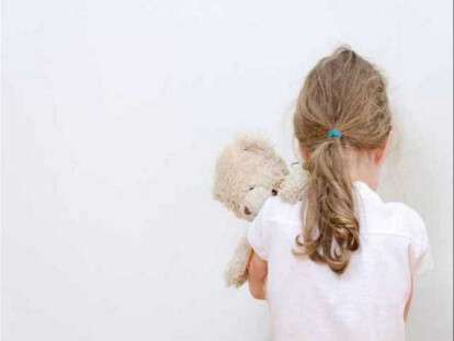 Под Днепром женщина снимала дома эротические видео со своей 4-летней дочерью (Фото)