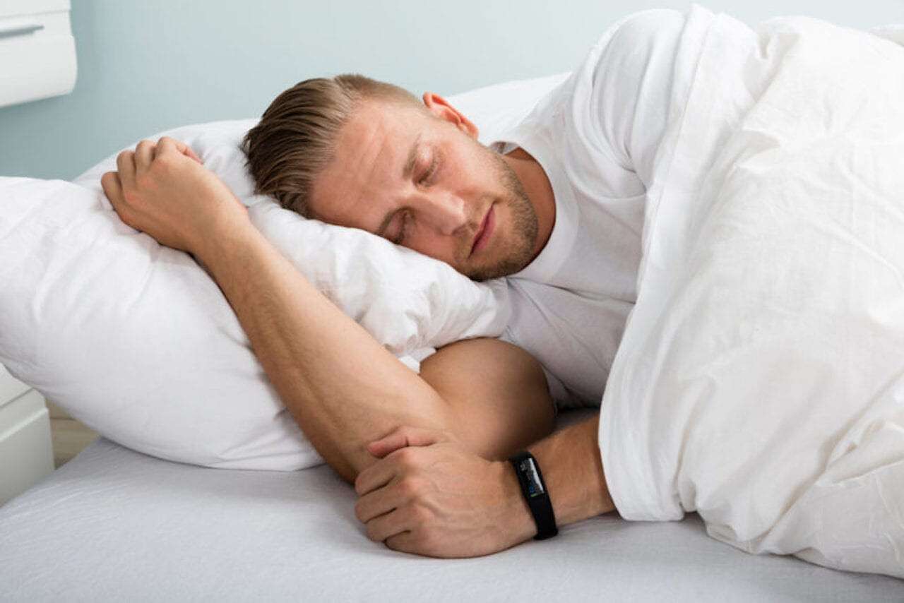 Фото спящие мужья. Мужчина лежит на боку. Спящий мужчина. Человек лежит на кровати.
