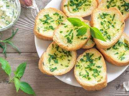 Рецепты: ароматное сливочное масло с базиликом, всего за несколько минут