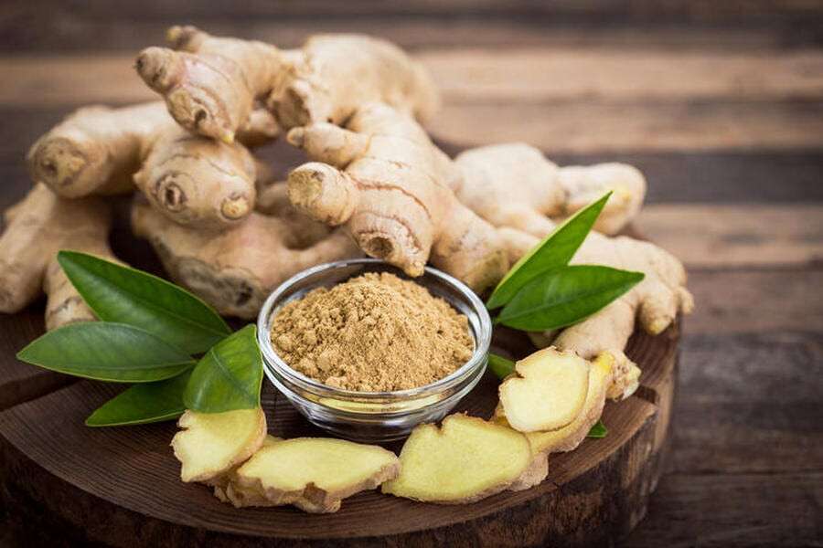 Ginger root and ginger powder in the bowl