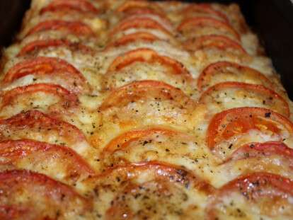 Слоеный пирог с моцареллой и помидорами: очень простой и до безумия вкусный