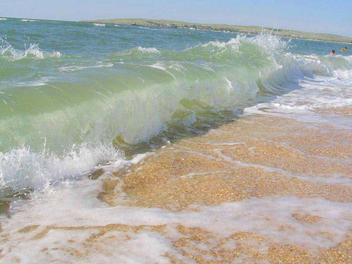 Морская волна голубицкая. Оникс Голубицкая Азовское море. Ейск море. Голубицкая Прибой. Волны на Азовском море в Голубицкой.