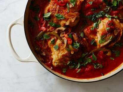 Вкусная курочка по-охотничьи с беконом и гарниром: отличная идея для ужина