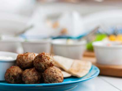 Биточки из говядины с яблочным соусом, еда для гурманов