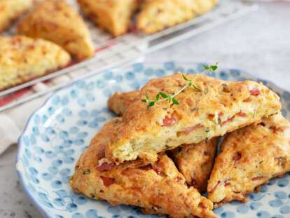 Элементарный рецепт из Шотландии: сконы с колбасой и сыром (Видео)