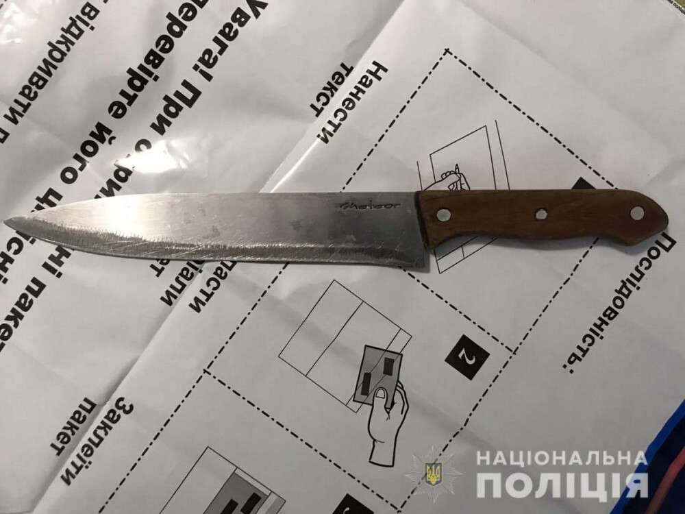 Били по голове и ранили ножом: на Днепропетровщине двое мужчин ограбили 51-летнюю женщину (Фото)