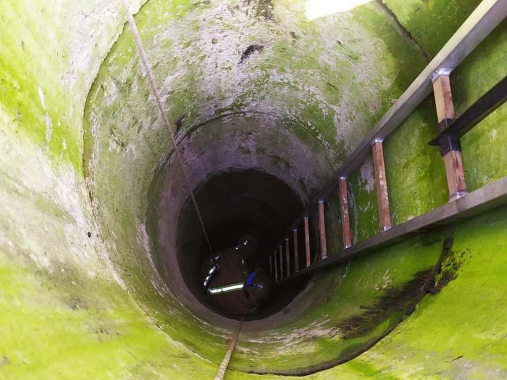 Мычал на все село: под Днепром спасли теленка, который упал в заброшенный 6-метровый колодец (Фото/Видео)