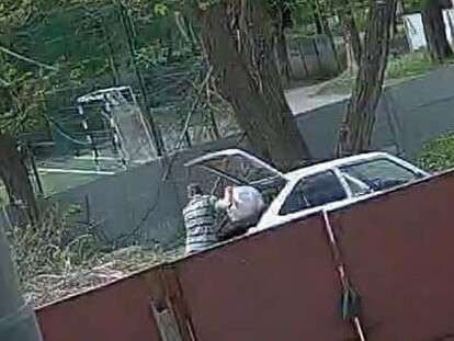 Ну как же так можно: в Днепре мужчина выгрузил из багажника мусор людям под дворы возле школы (Фото)