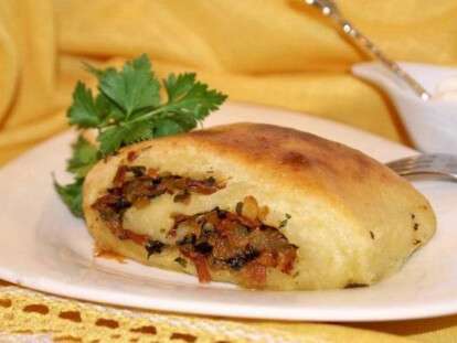 mieklienburghskii-kartofielnyi-ruliet-so-shkvarkami-основное-фото-рецепта