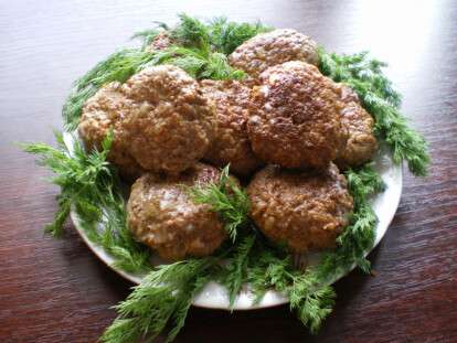 Тушеные мясные котлеты в подливе, никого не оставят равнодушными: порадуйте своих родных и близких