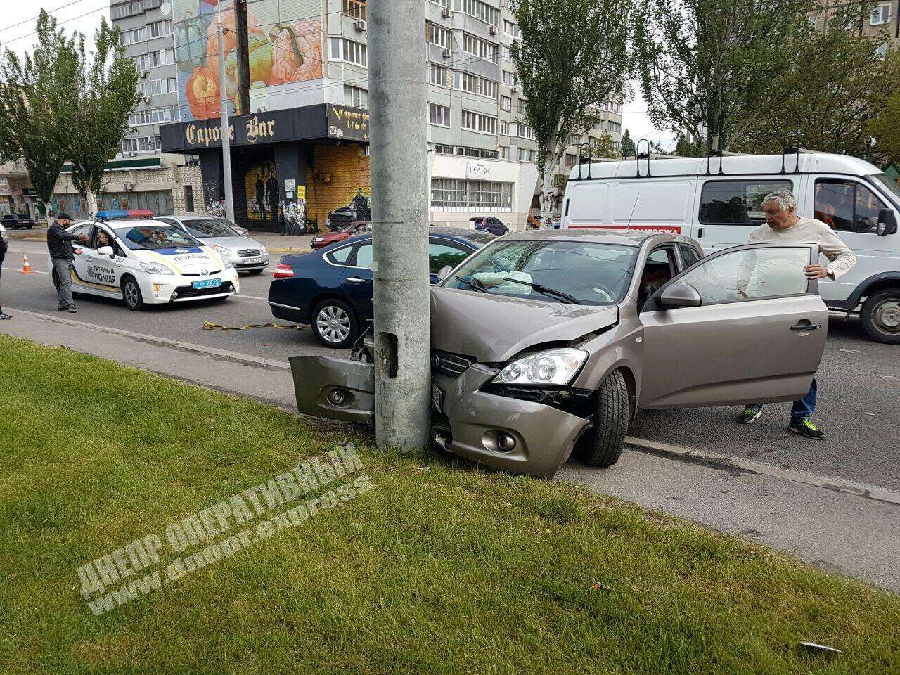 В Днепре жесткое ДТП: машина влетела в столб (Фото) | Днепровская панорама  | Дніпровська порадниця