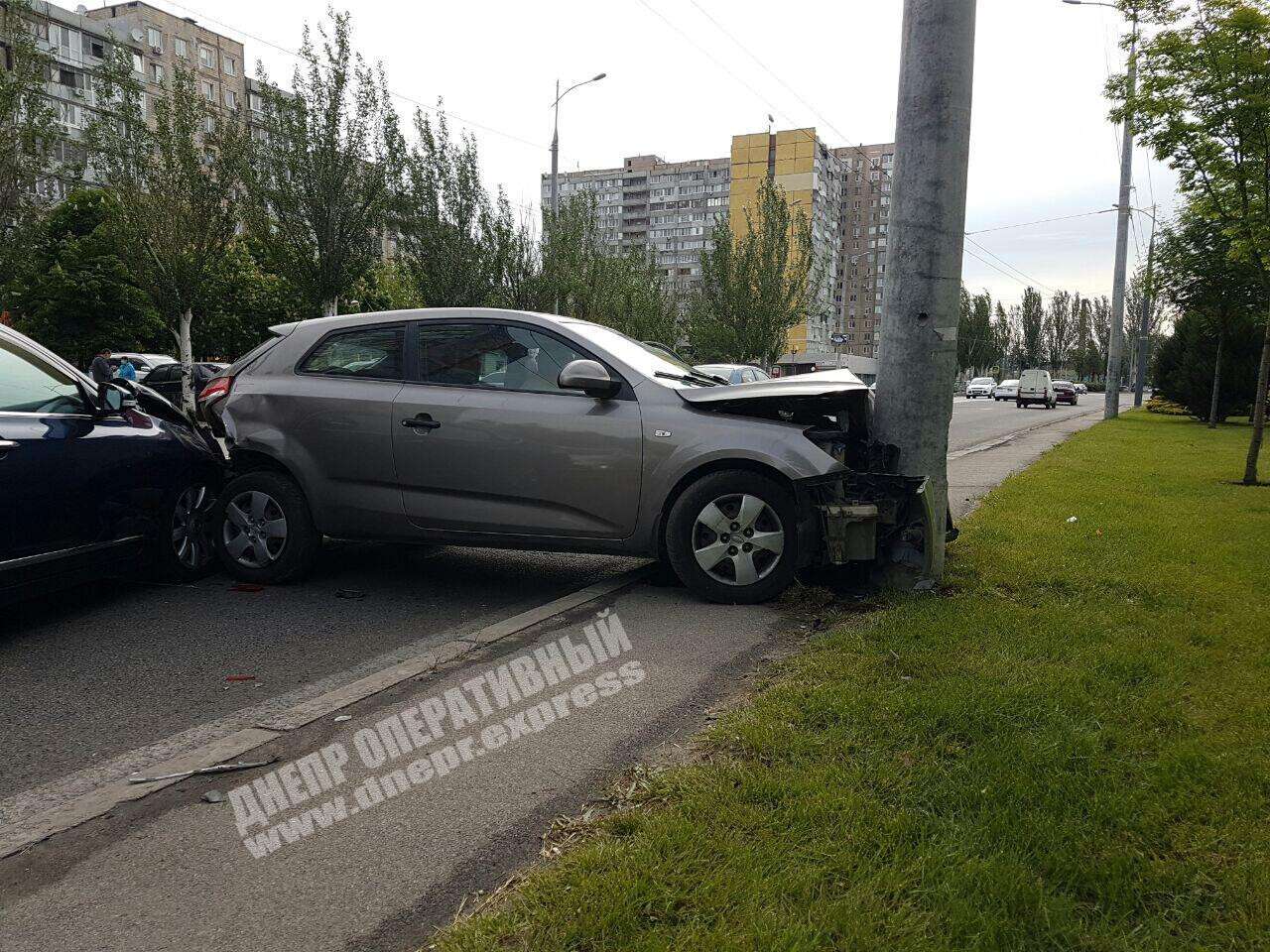 В Днепре жесткое ДТП: машина влетела в столб (Фото) | Днепровская панорама  | Дніпровська порадниця