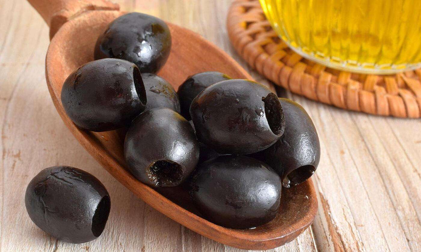 oliven-schwarze-olives-black-by-igradesign-fotolia-182676760