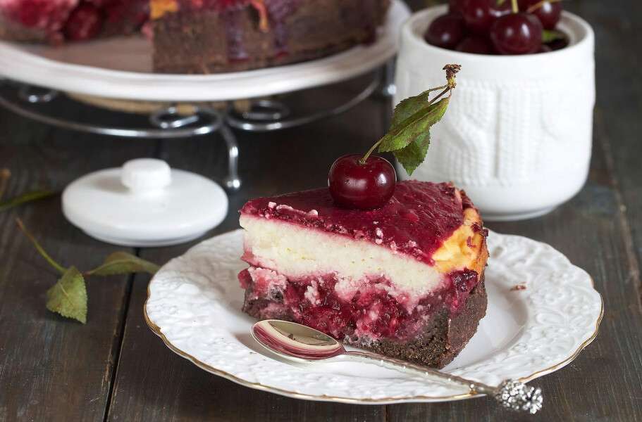 Простая творожная запеканка с манкой и вишней (без муки