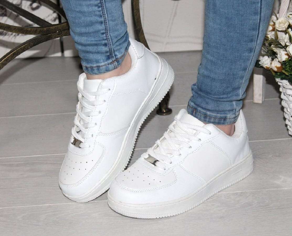 Белые кроссовки модели