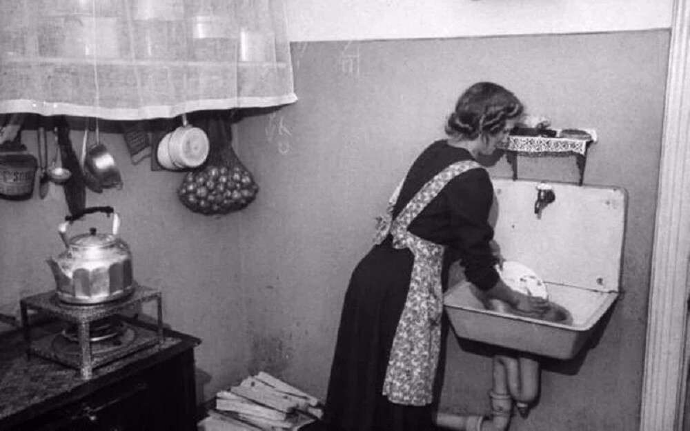 Как жили в советские годы. Советские женщины в быту. Россия 50 лет назад. Быт советских людей. Быт советских людей на кухне.