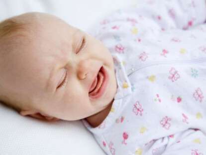 rebenok-plachet-vo-sne-1