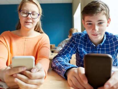 shkolniki-smartfony-1260x630