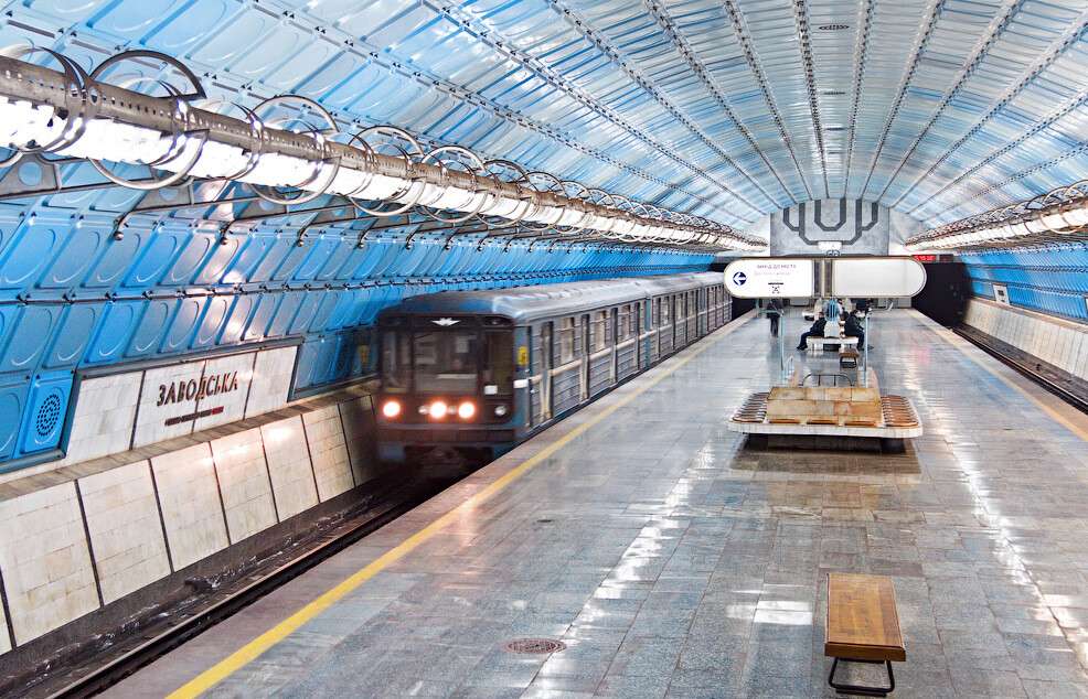 Zavodska_station_2_wirh_train,_Dnipropetrovsk