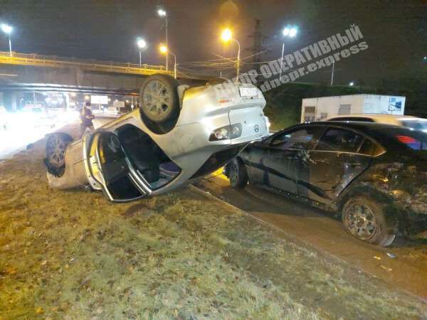 В Днепре возле Кайдакского моста серьезное ДТП: один автомобиль перевернулся (Фото)