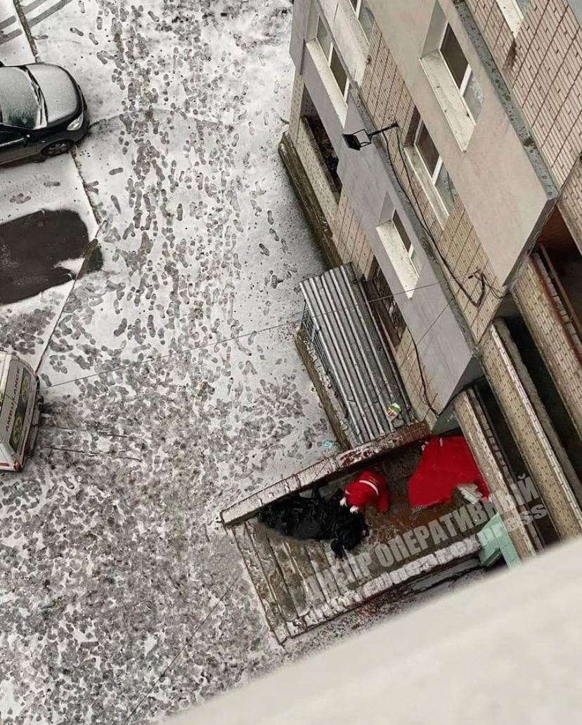 В Днепре женщина упала на прохожего с 14-го этажа