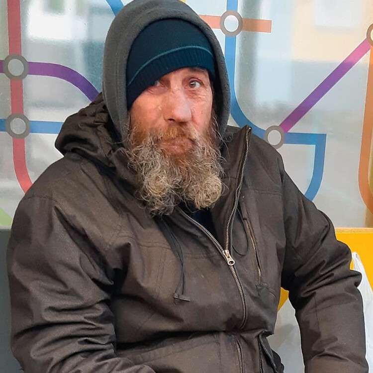 в Днепре бездомный мужчина согласен на любую работу, чтобы выжить