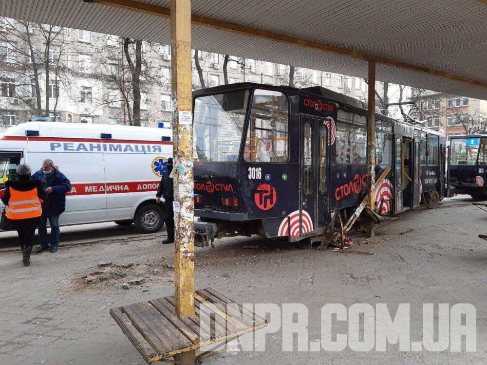 В Днепре на Островского трамвай сошел с рельсов: пострадала женщина (Фото)