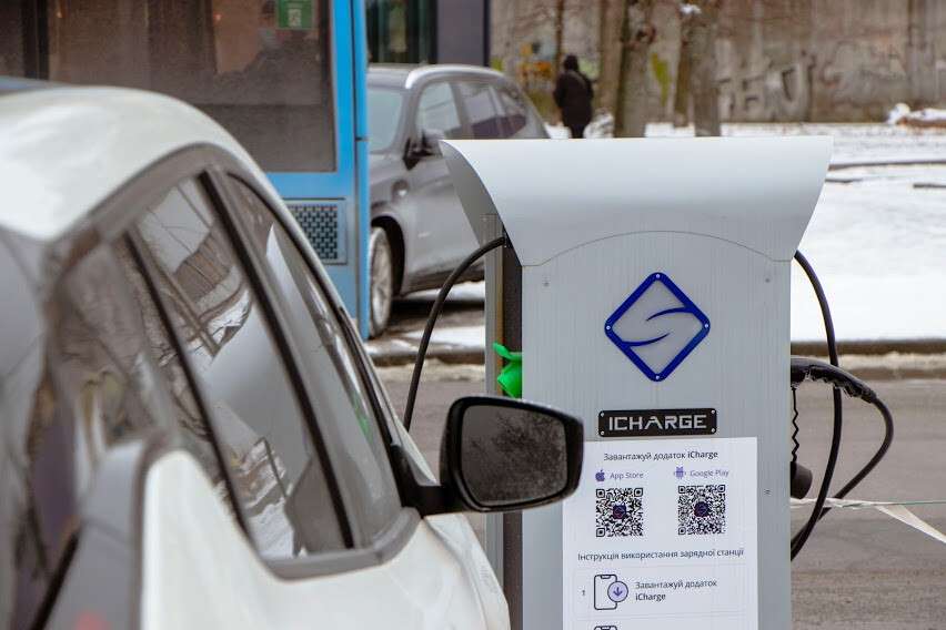 В Днепре появились зарядные станции для электромобилей: где можно подзарядиться