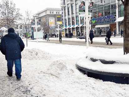 Снег на тротуаре