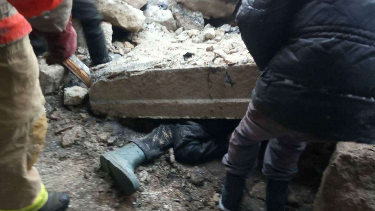 Под Днепром на мужчину рухнула бетонная плита (Фото)