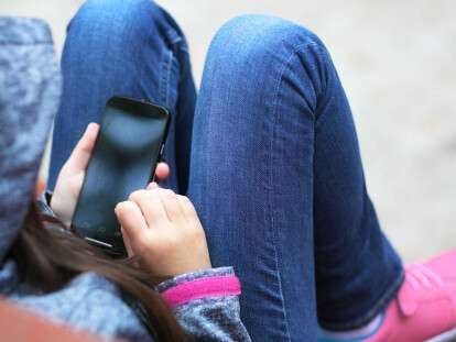 Подросток в телефоне