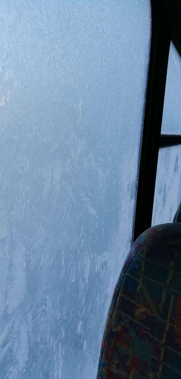 Замерзло окно в автобусе