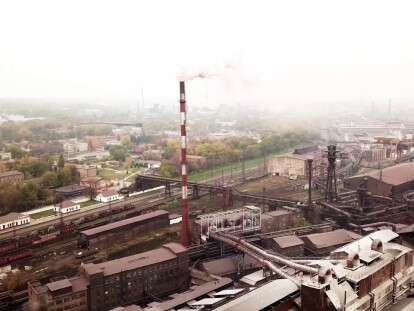 Дымит завод