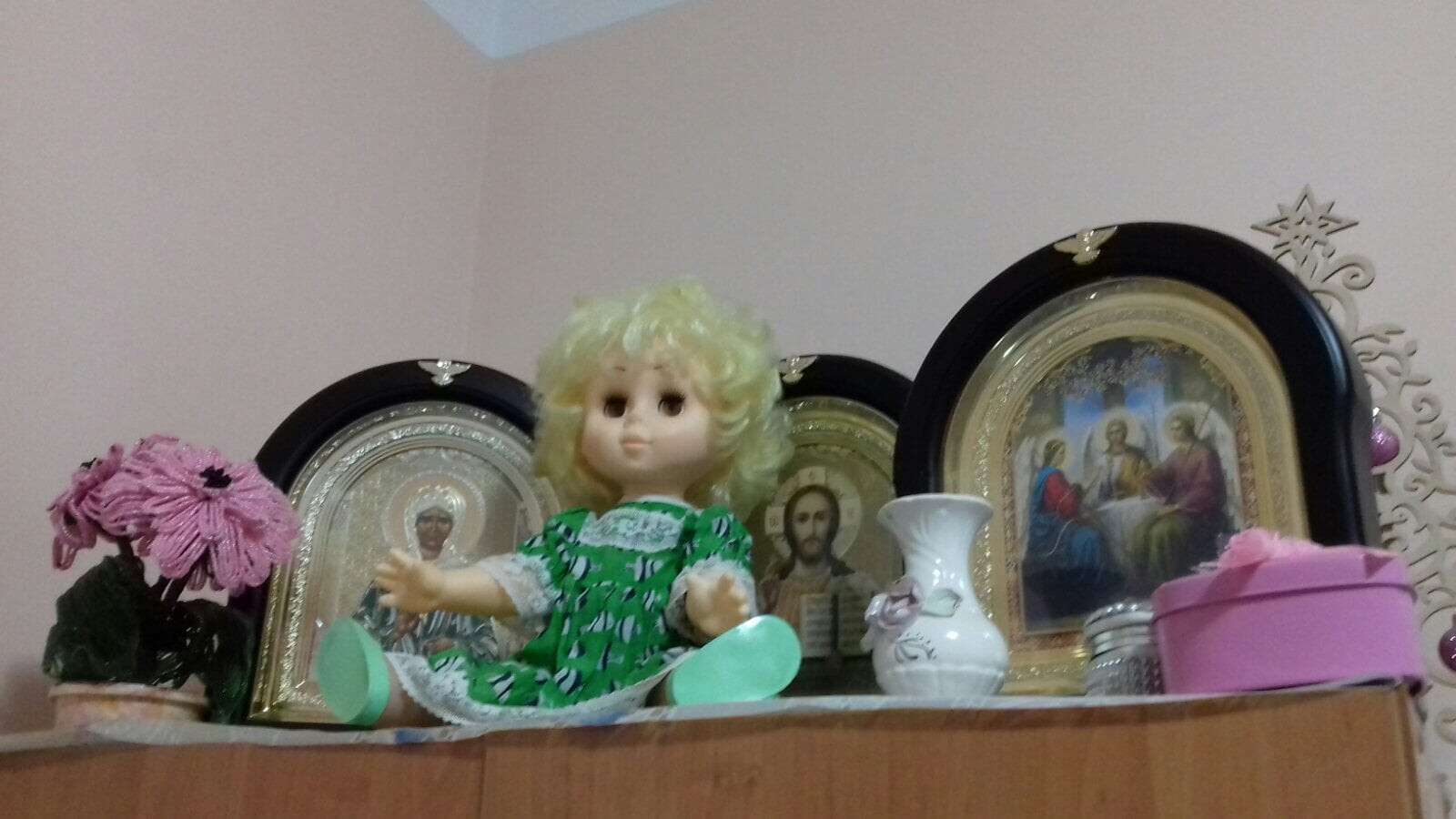 Любит куклы и молиться