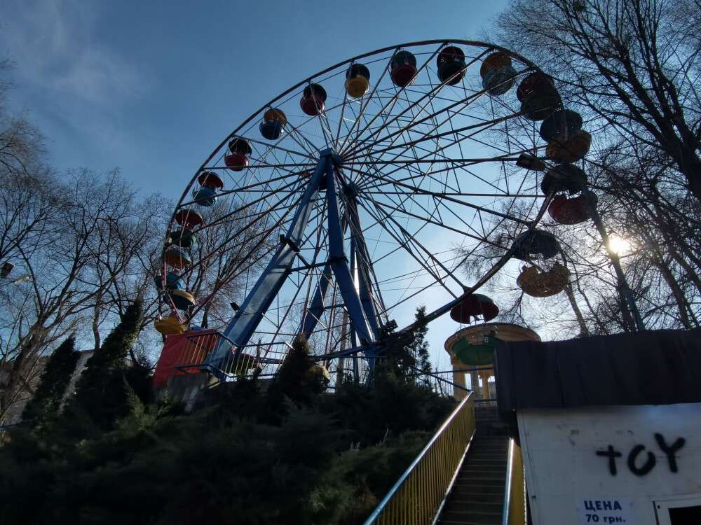 Чертово колесо в парке Глобы