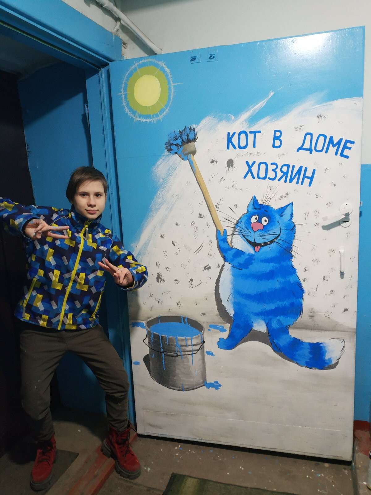 В Днепре на Уральской появился необычный кот-маляр, фото