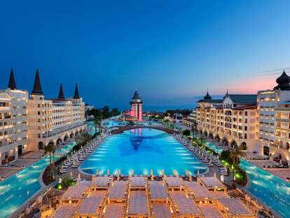 В пгт Слобожанское, начали строить новый трехэтажный бассейн