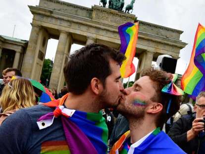 поцелуи геев