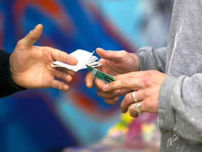 появились объявления с предложением работы наркокурьером