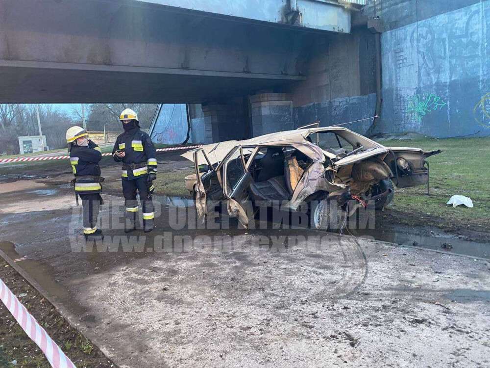 ДТП в Днепре: под Южным мостом произошла авария, пострадал водитель
