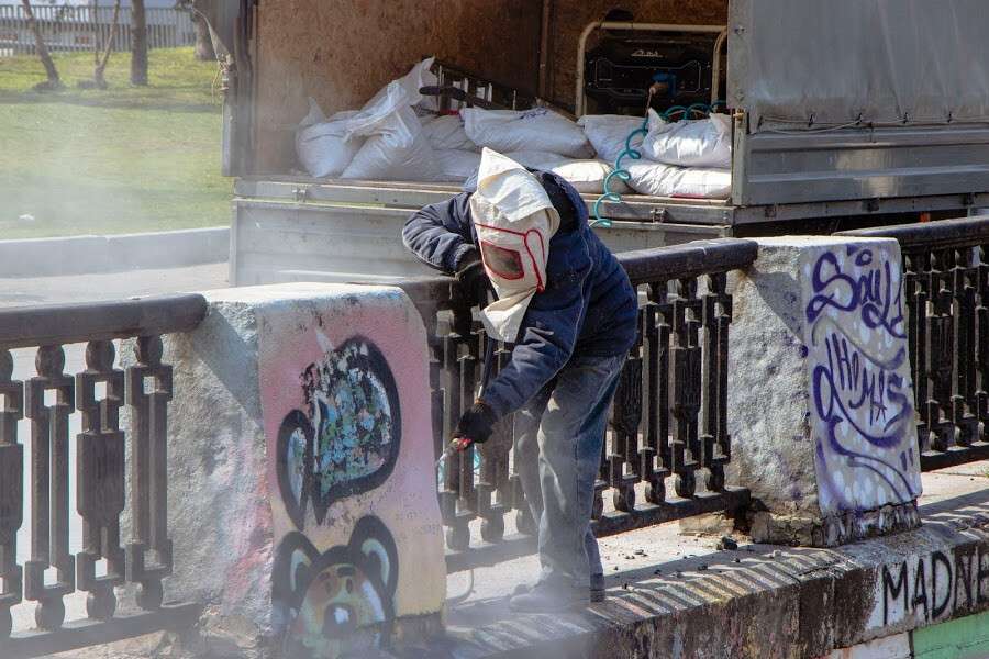 В Днепре коммунальщики убирают надписи вандалов