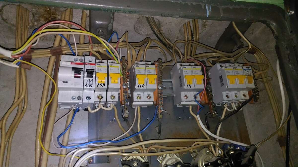 Украинцев заставят менять электропроводку в квартирах