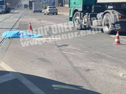 В Днепре на Каруны фура насмерть переехала женщину