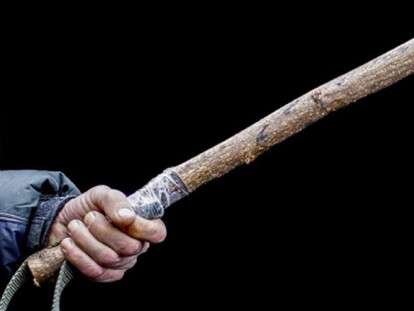 избил палкой соседа