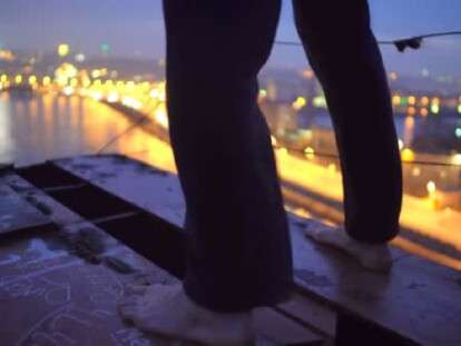 хотел прыгнуть с моста