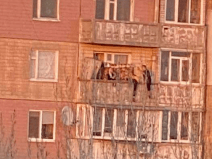 дети на балконе