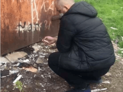 мужчина колется