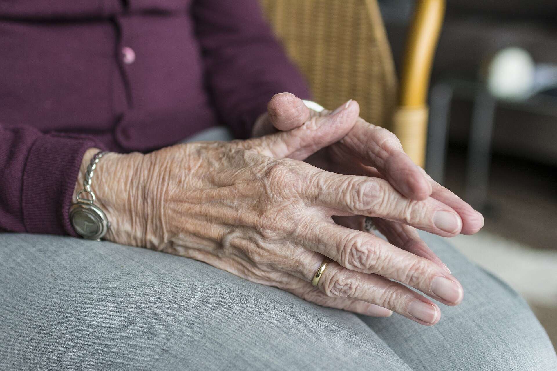 Дрожь по всему телу: под Днепром пенсионер упал с балкона из-за ...