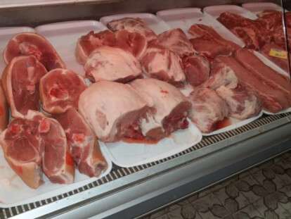 мясо на прилавке