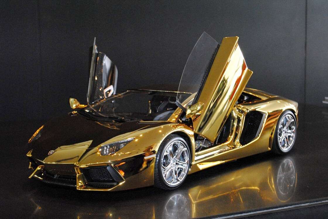 золотой автомобиль